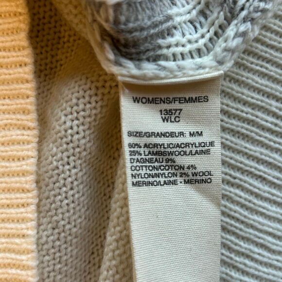 Woolrich Woman’s Medium Snowdrop Crewneck Sweater cream Grey Snowflakes - Picture 7 of 7